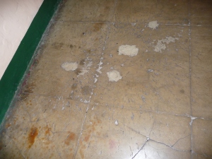 Gránátok robbanásának nyomai a padlón
